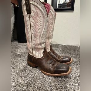 Women’s Ariat boots. Size 9 wore a few times. No box